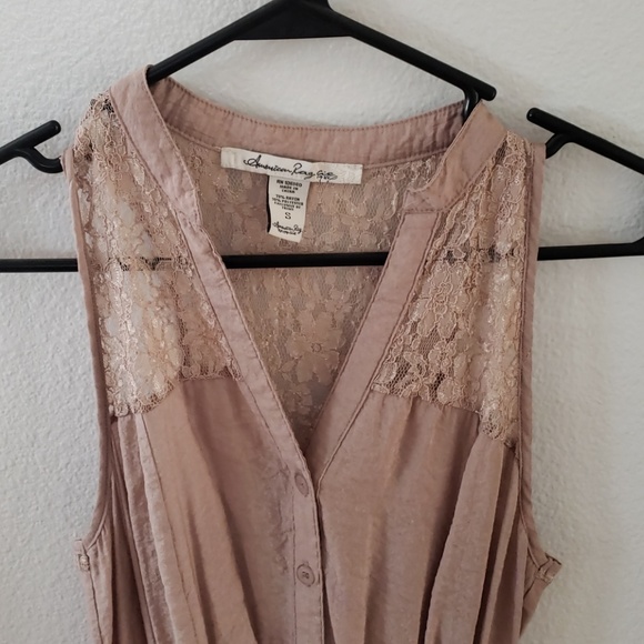 V neck dress with lace detail - Picture 2 of 3